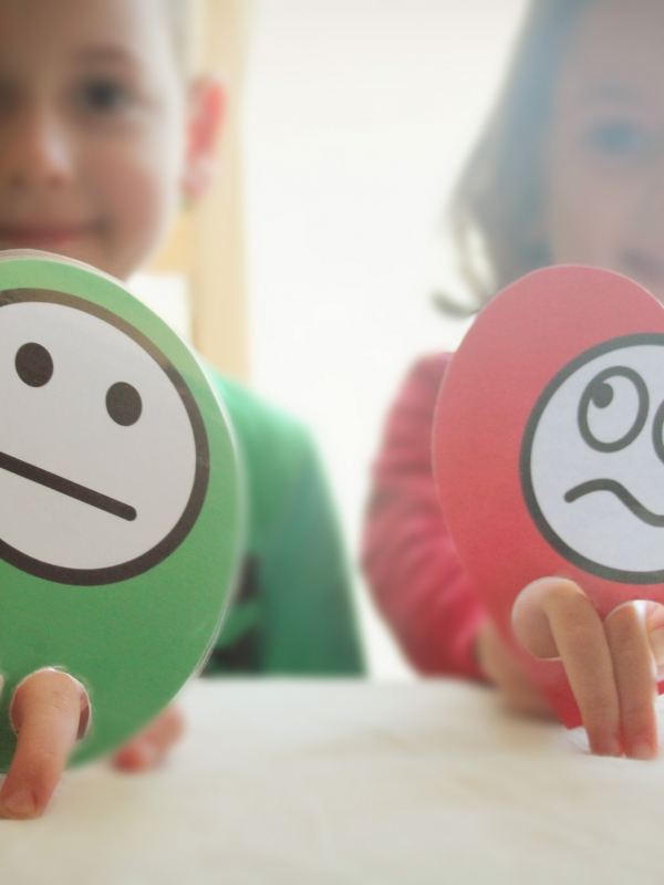 Παιχνίδια με τα σχήματα και τα συναισθήματα. Δωρεάν εκτυπώσιμα για όλους.