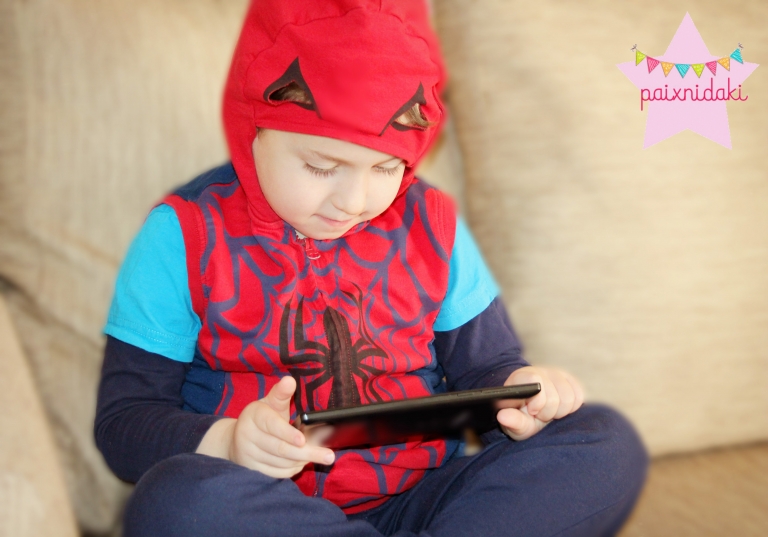 Ο Γιώργος εθίστηκε με το τάμπλετ!