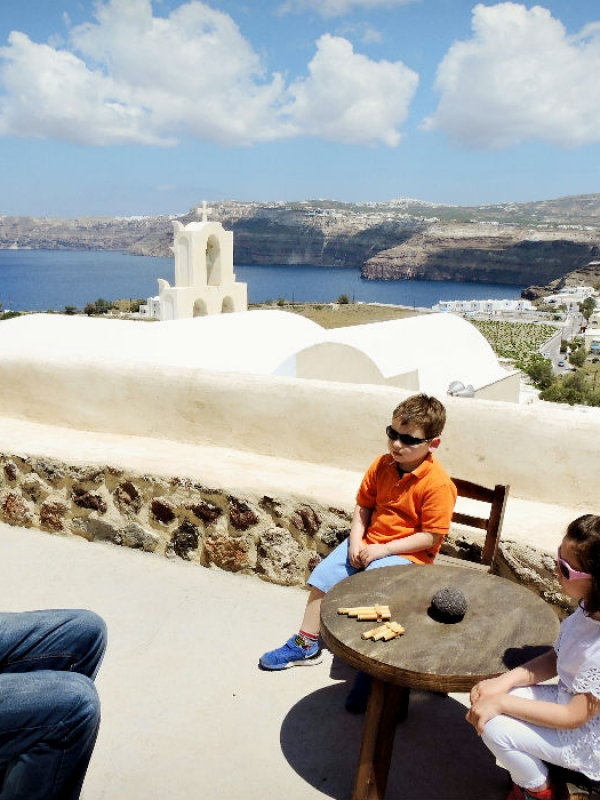 Παιδικός τουρισμός στη Σαντορίνη, ένα φλάουτο και ένας πύργος!