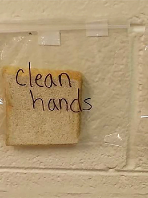 Δείτε πώς μια δασκάλα έμαθε όλους τους μαθητές της να πλένουν τα χέρια τους