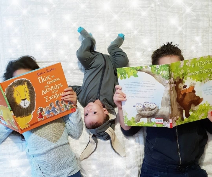 Τι γίνεται όταν τα μεγάλα αδερφάκια διαβάζουν παραμύθια στο μωρό;