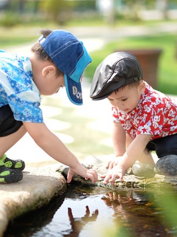 Γιατί ΔΕΝ πρέπει να πιέζουμε τα παιδιά να μοιράζονται;