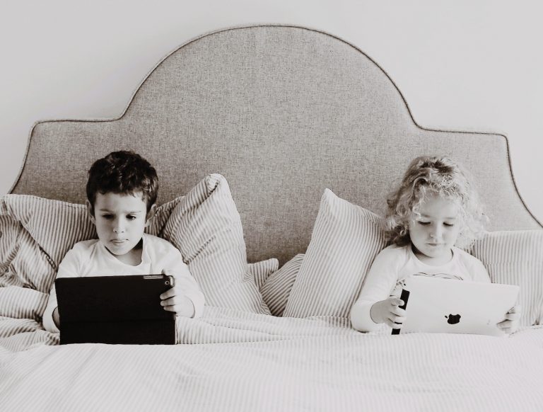 Πόσες ώρες επιτρέπεται ένα παιδί να περνά μπροστά από μία οθόνη;