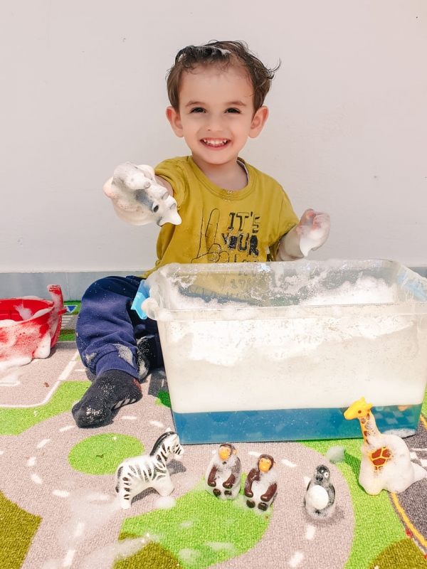 Παιχνίδια με μικρά παιδιά – Φτιάχνουμε μαγικό αφρό