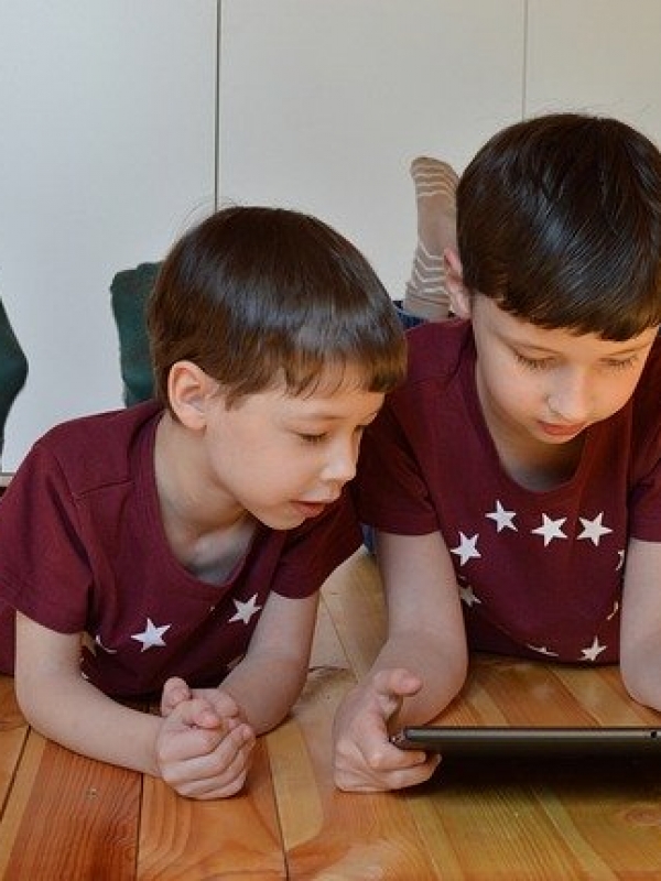 9.000 tablets θα δοθούν σε μαθητές για την εξ αποστάσεως διδασκαλία