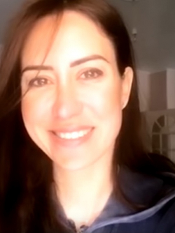 Έλληνες δάσκαλοι τραγουδούν “Είμαστε δίπλα σου”