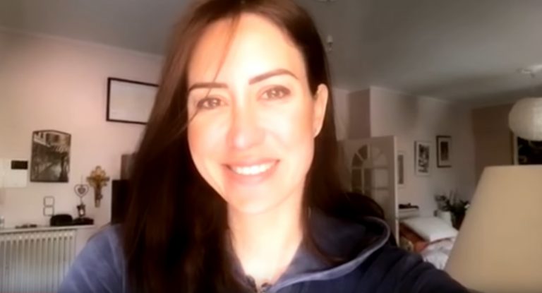 Έλληνες δάσκαλοι τραγουδούν “Είμαστε δίπλα σου”