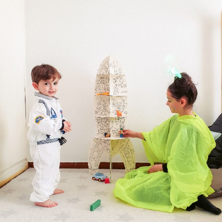 Δημιουργική απασχόληση σπίτι  – Ένας αστροναύτης, μια εξωγήινη και ένας πύραυλος