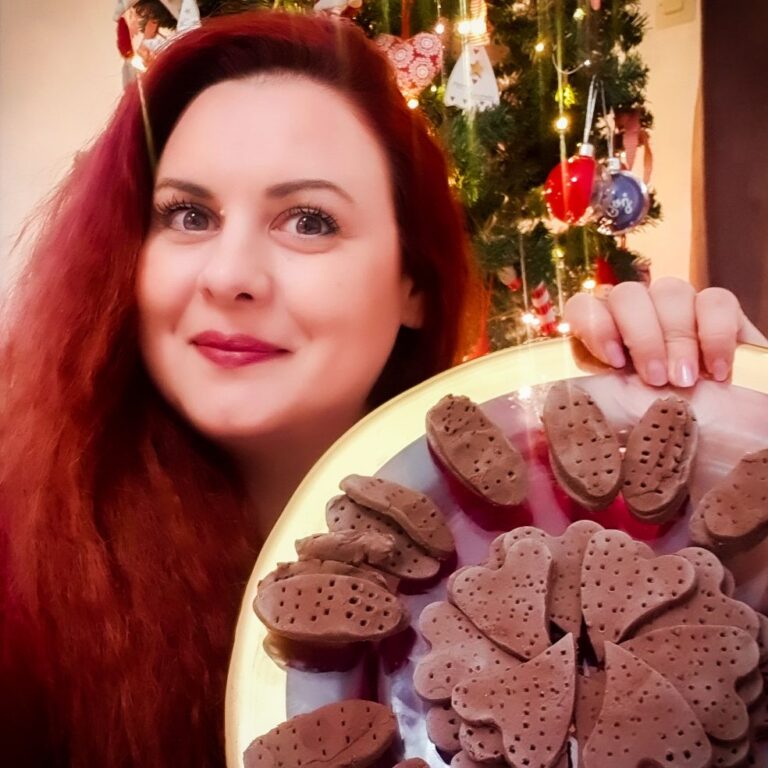 DIY – Φτιάξαμε χριστουγεννιάτικη πλαστελίνη με άρωμα μελομακάρονο!