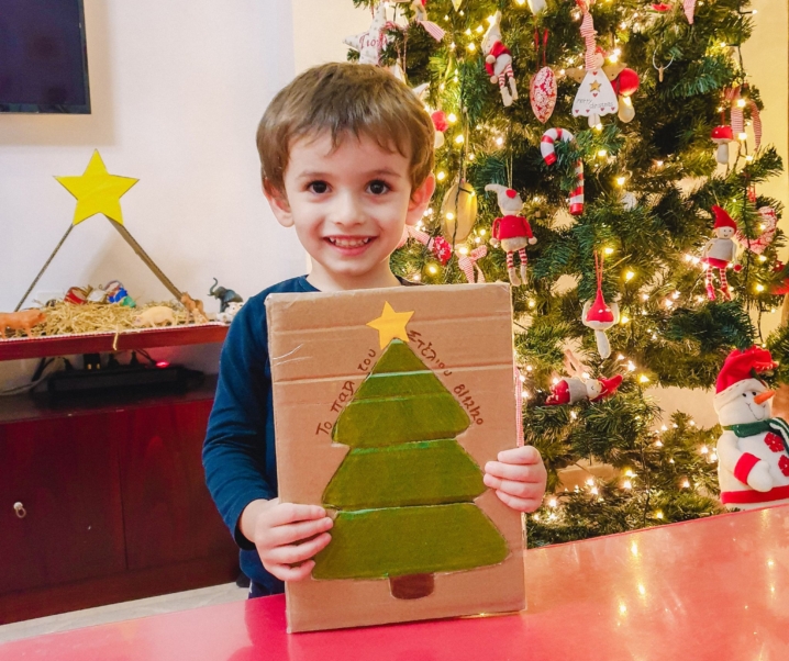 Φτιάξαμε ένα χριστουγεννιάτικο παζλ από κούτα