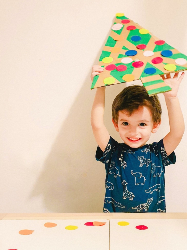 Φτιάξαμε και ζωγραφίσαμε ένα Χριστουγεννιάτικο δέντρο