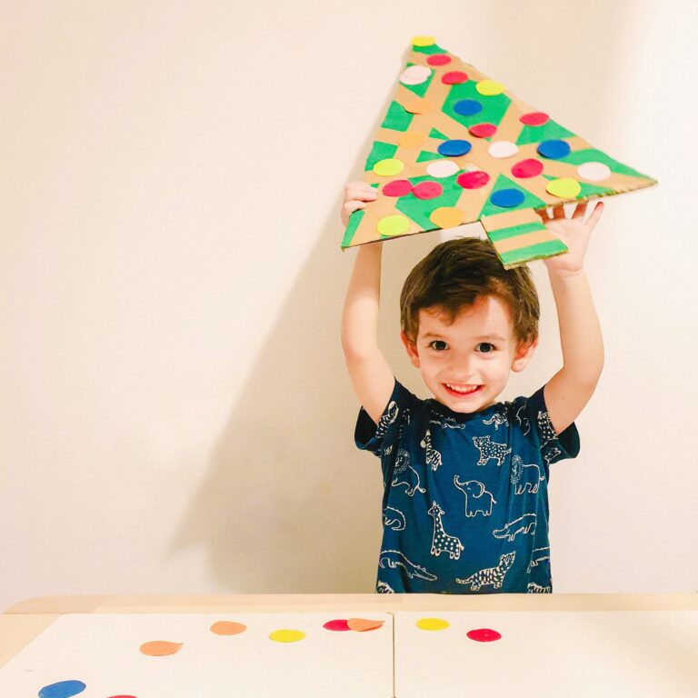 Φτιάξαμε και ζωγραφίσαμε ένα Χριστουγεννιάτικο δέντρο