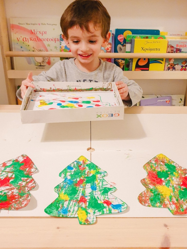 Ζωγραφίσαμε ένα Χριστουγεννιάτικο δέντρο με μπίλιες