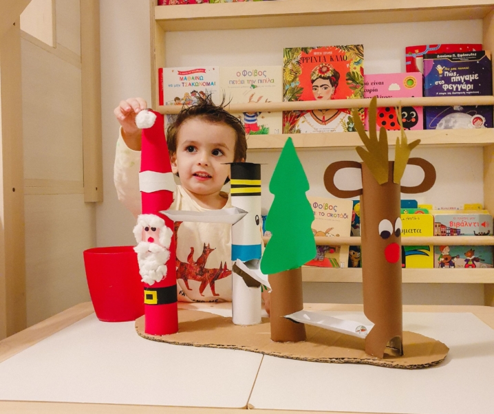 DIY παιχνίδι – Φτιάξαμε ένα Χριστουγεννιάτικο Μπιλιοδρόμιο