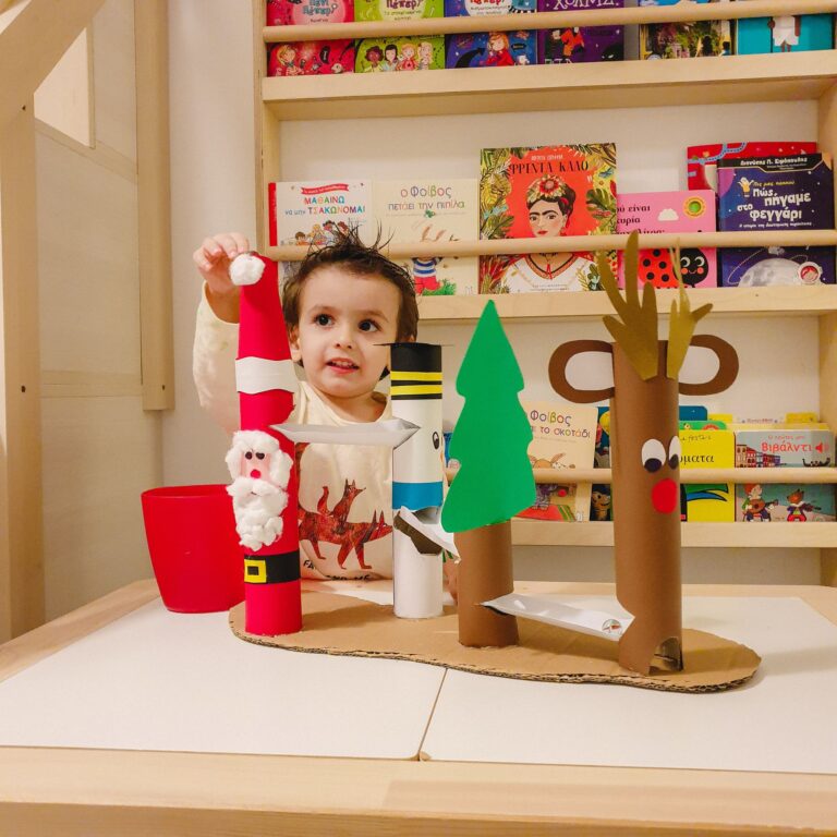 DIY παιχνίδι – Φτιάξαμε ένα Χριστουγεννιάτικο Μπιλιοδρόμιο