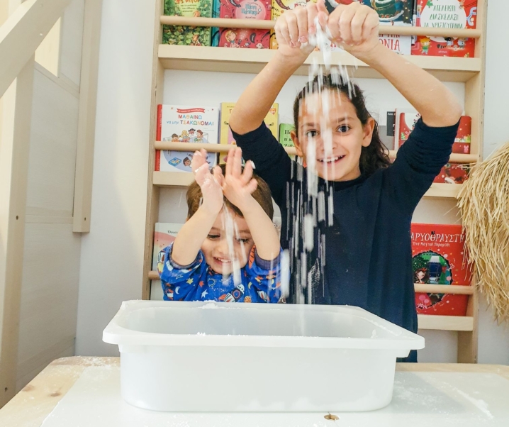 Χριστουγεννιάτικη παιδική κατασκευή – Φτιάξαμε χιόνι με 2 υλικά!
