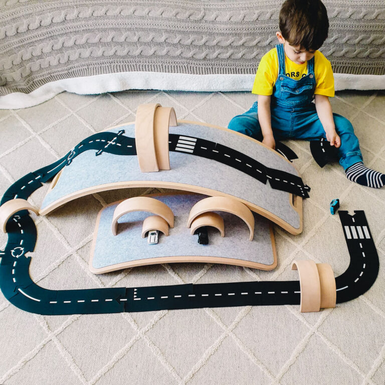 Μια σανίδα ισορροπίας, τρία παιδιά και οι λόγοι που την λατρεύουμε όλοι