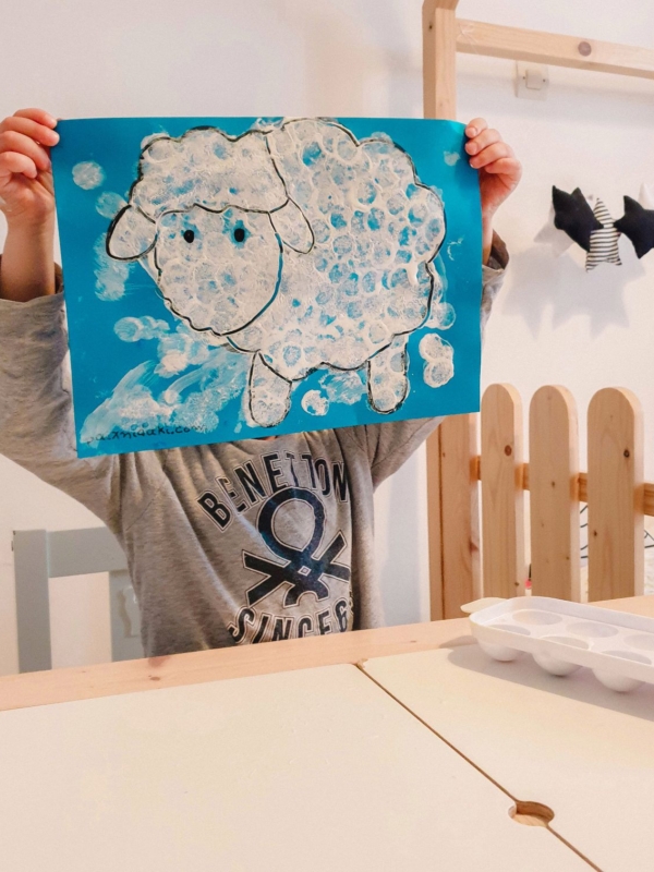 Πασχαλινή κατασκευή – Ζωγραφίσαμε ένα προβατάκι με πομ πομ