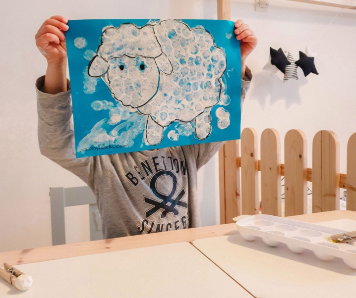 Πασχαλινή κατασκευή – Ζωγραφίσαμε ένα προβατάκι με πομ πομ