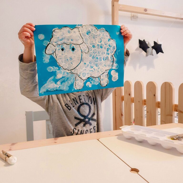 Πασχαλινή κατασκευή – Ζωγραφίσαμε ένα προβατάκι με πομ πομ