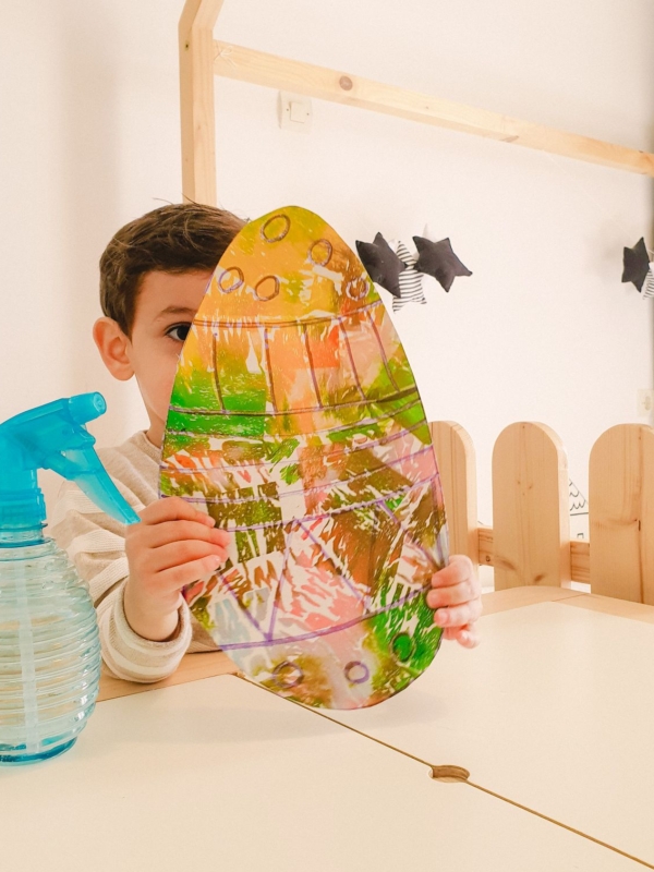 Πασχαλινή κατασκευή – Ζωγραφίσαμε ένα πασχαλινό αβγό με γκοφρέ χαρτί!