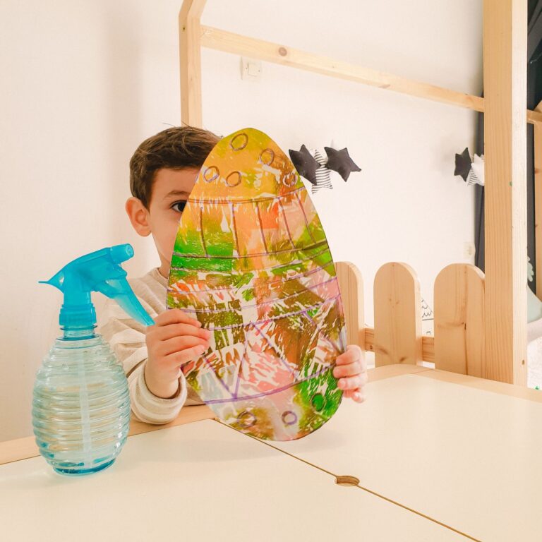 Πασχαλινή κατασκευή – Ζωγραφίσαμε ένα πασχαλινό αβγό με γκοφρέ χαρτί!