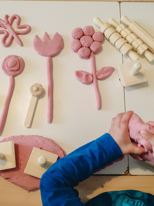 Φτιάξαμε μια ανοιξιάτικη πλαστελίνη με τσάι