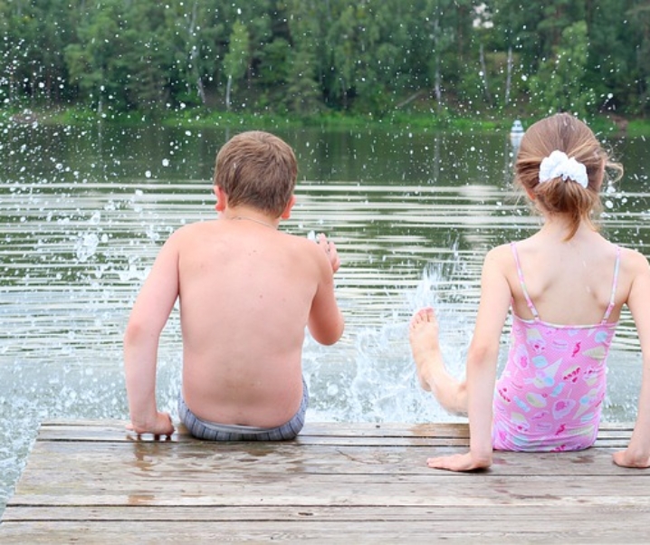 Το σωστό χρώμα στο μαγιό του παιδιού μπορεί να το σώσει από πνιγμό!